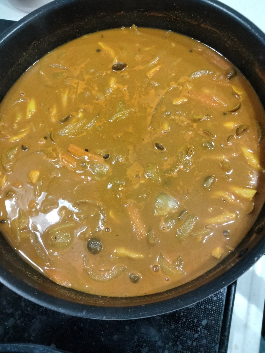 最近のマイブームは、カレー。市販のルーを使うと小麦粉とか入って糖質が高いから、自分でスパイスから作る！意外と簡単。３種類くらいのスパイスがあればできる。加えて、生姜のみじん切りを入れると体が温まる。ヤバい。カレー、沼かも😅