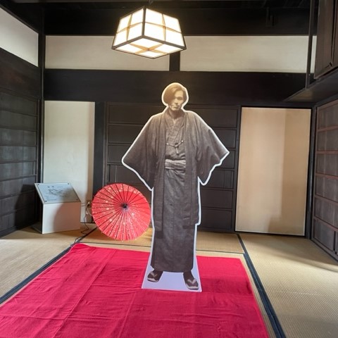 等身大パネル - Twitter Search / Twitter