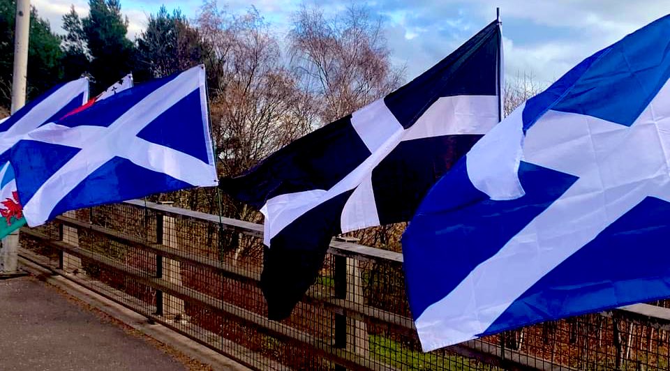 RosemaryPictish's tweet photo. 🏴󠁧󠁢󠁳󠁣󠁴󠁿✊🏻 Get behind Bridges for Indy fb page.  Take initiative -  organise &amp; participate in WEEKLY Bridges 4 Indy events in yr city 🏴󠁧󠁢󠁳󠁣󠁴󠁿, though them. Put pressure on Westminster - promote #ScottishIndependence Get indy support message out into world -share indy posts  #BridgesforIndy https://t.co/dkanXwGaoM
