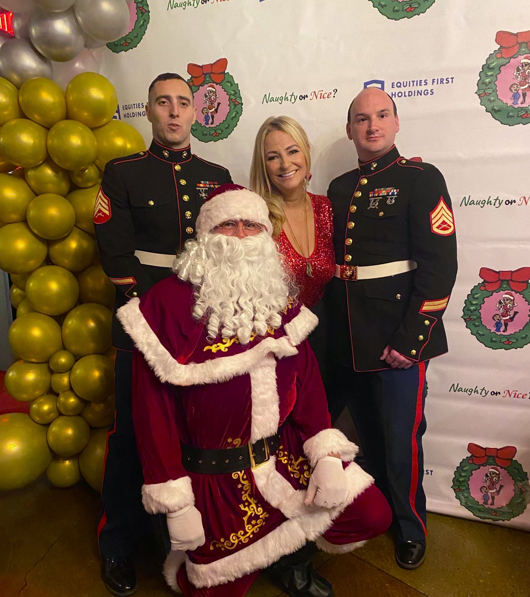 Another night on the mic 🎤 for charity with the Marines @USMC 🇺🇸 & @ToysForTots_USA Tots & Paws 🐾 Toys for the kids, helping the homeless animals 🐶🐱@HamiltonHumane & our special guest Santa! 🎅