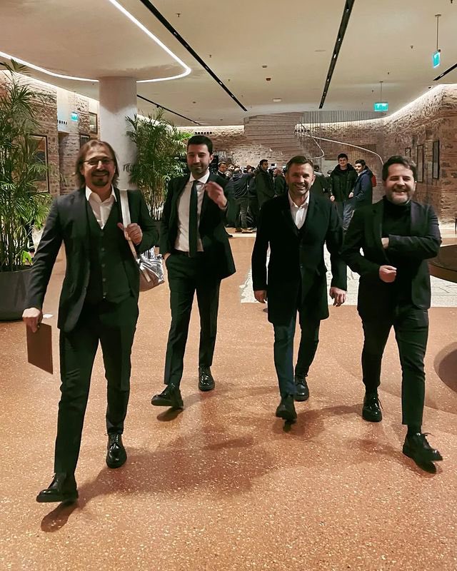 💥Kulüpler Birliği'nin yabancı kuralıyla ilgili gerçekleştirdiği çalıştaya G.Saray adeta çıkarma yaptı.

👉Sarı-kırmızılı kulüpten Sportif A.Ş Başkan Vekili Erden Timur'un yanı sıra teknik direktör Okan Buruk ile idari menajer Ayhan Akman da zirvede hazır bulundu.