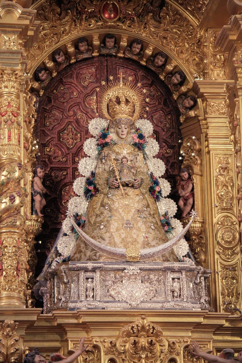 🔵 A las puertas de celebrarse la festividad de la Inmaculada Concepción, la Virgen del Rocío ha sido vestida por las hermanas camaristas con el traje que le regalase la Hermandad del Rocío de Marbella en 2015 y el manto azul del traje realizado por los hermanos Benítez en 1986.