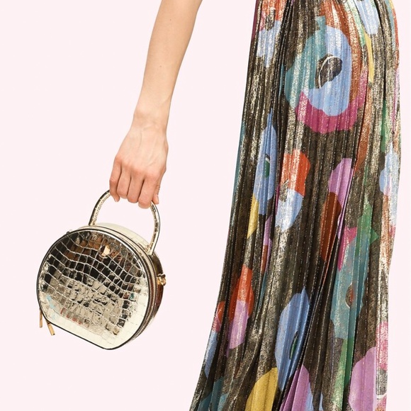 sandraguedes's tweet photo. So good I had to share! Check out all the items I'm loving on @Poshmarkapp #poshmark #fashion #style #shopmycloset #whitehouseblackmarket #katespade #coach: https://t.co/8RY0VPnhtr https://t.co/4gMbVGR3qS