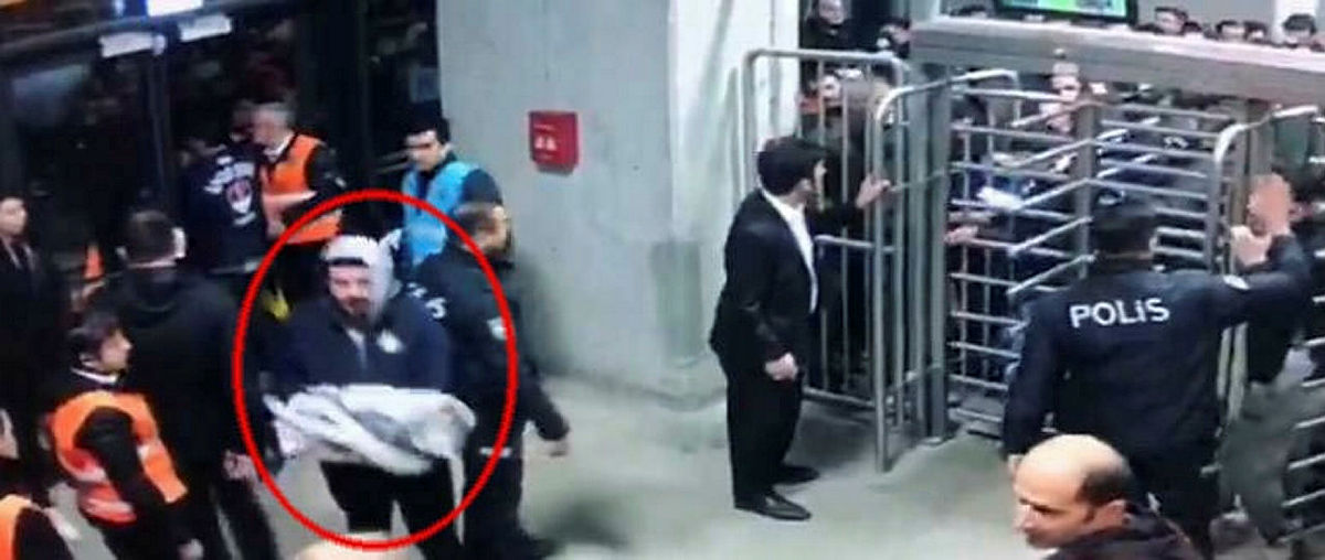 📝İzmir derbisinde Göztepe taraftarını yaralayan taraftarın yaptığı savunmaya SABAH Spor ulaştı 👇

🎙️"Ben işaret fişeğini pankartın altında buldum. İşaret fişeği olduğunu bilseydim almazdım. Ben meşale olarak yakacaktım. Karşı tarafa fırlatma gibi bir niyetim yoktu."