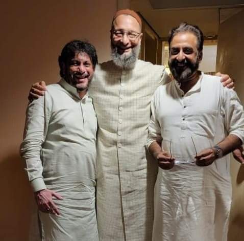 iamAbdalShera's tweet photo. माशाअल्लाह ये मुश्कान ही तो #आग लगा देती है 3 शेर एक साथ ❤️
#AIMIM राष्ट���रीय अध्यक्ष @asadowaisi साहब 
AIMIM Aurangabad सांसद @imtiaz_jaleel  साहब AIMIM राष्ट्रीय प्रवक्ता @warispathan  साहब अल्लाह सलामत रखे आप लोगों को,, https://t.co/i5SjCvOoLq
