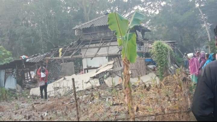 BJP4Bengal's tweet photo. পূর্ব মেদিনীপুর জেলার ভগবানপুর ২ ব্লকের ভূপতিনগরে টিএমসি বুথ সভাপতি রাজকুমার মান্না সহ ২ জন তার বাড়িতে অবৈধ ভাবে বোমা তৈরির সময় বিস্ফোরণ ঘটে, তাতে ৩ জন নিহত এবং ২ জন গুরুতর আহত হয়।

বাংলায় নেই শিল্প, নেই চাকরি! আছে শুধু দুর্নীতি আর বোমাবাজি! এগিয়ে বাংলা? https://t.co/q76lrJ1bCZ