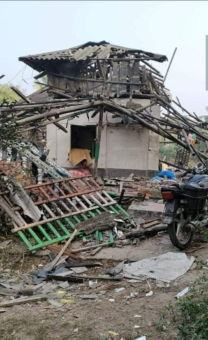 BJP4Bengal's tweet photo. পূর্ব মেদিনীপুর জেলার ভগবানপুর ২ ব্লকের ভূপতিনগরে টিএমসি বুথ সভাপতি রাজকুমার মান্না সহ ২ জন তার বাড়িতে অবৈধ ভাবে বোমা তৈরির সময় বিস্ফোরণ ঘটে, তাতে ৩ জন নিহত এবং ২ জন গুরুতর আহত হয়।

বাংলায় নেই শিল্প, নেই চাকরি! আছে শুধু দুর্নীতি আর বোমাবাজি! এগিয়ে বাংলা? https://t.co/q76lrJ1bCZ