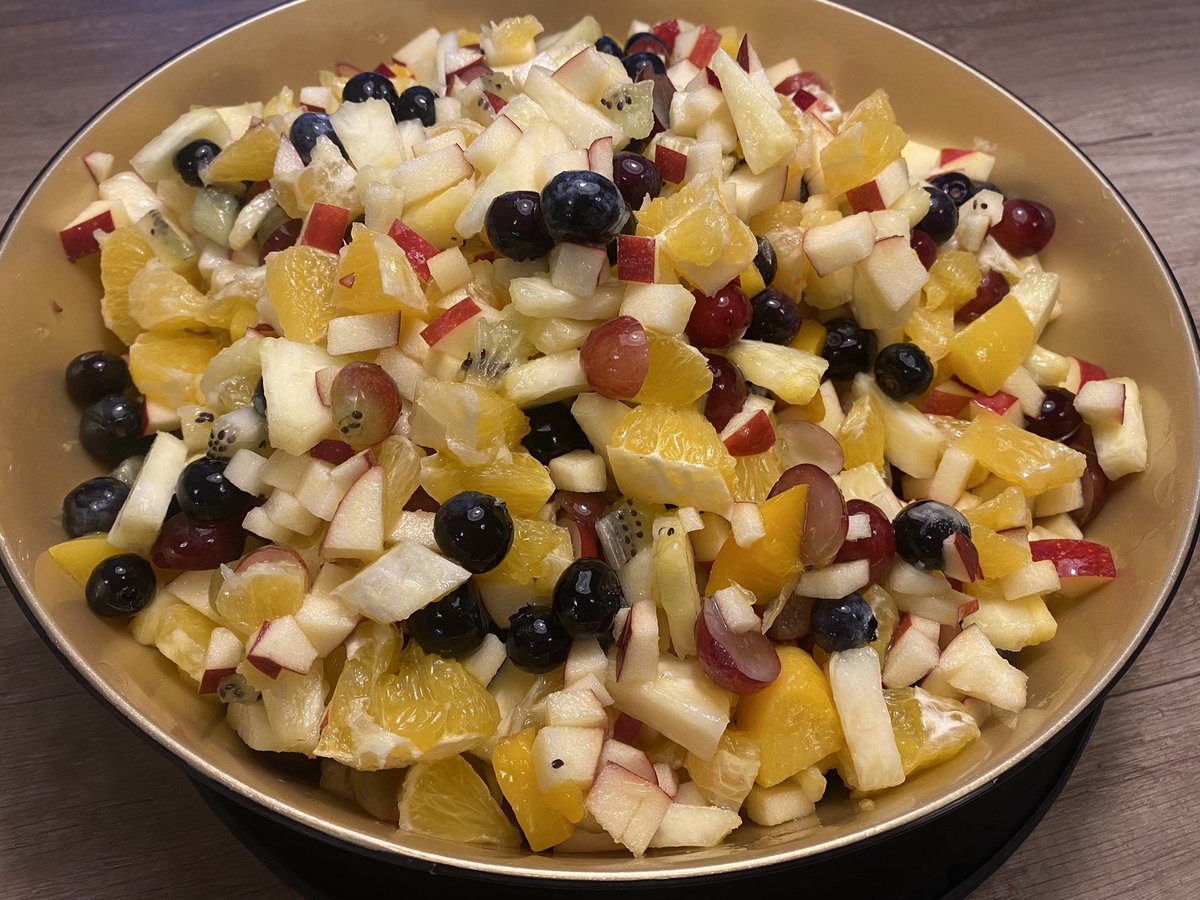 NiinaImmonen's tweet photo. Vinkki #vitamiini _en saantiin tautien keskelle. Hedelmäsalaatti kelpaa kaikille. Perushedelmät kohtuuedullisiakin. Mieto sokeriliemi säilöö monta päivää. Sekaan voi laittaa myös puolukoita tai karpaloita. Lisää banaani vasta tarjoiluhetkellä #martat https://t.co/aivuW9sNBv