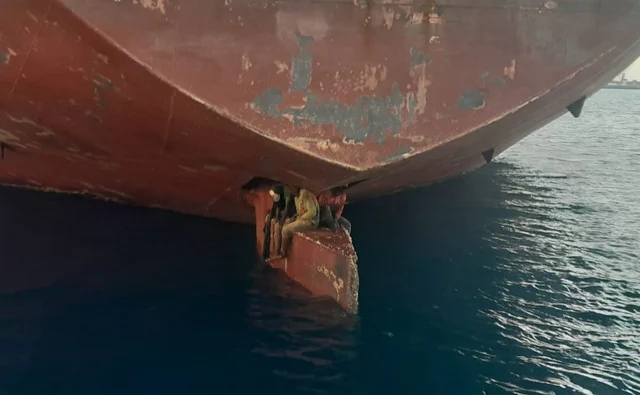 びっくり。タンカー底部のかじの上で11日間航海 スペインで密航者の男性3人を救助