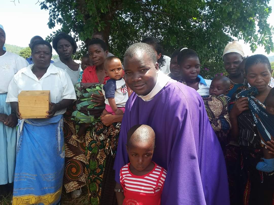 A Catholic community, majority are women and children. Men have gone to South Africa looking for low-paid jobs to support their families (buy fertilizer and corn). This has greatly affected this Catholic community. Will celebrate mass for them again on Christmas. Blessings!