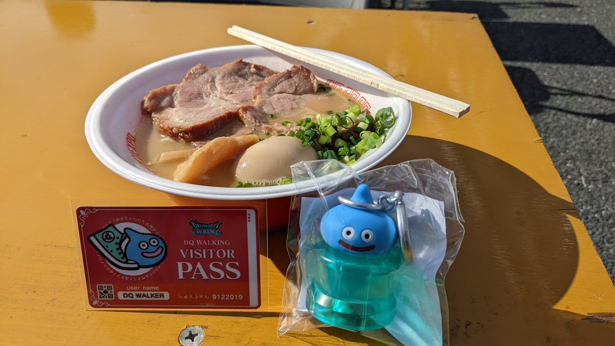 pacny's tweet photo. ラーメンは悩んだ末に濃厚うにそば全部のせを選択。美味しかった～🤤お昼頃からは通信不能になってて危ないところでした(>｡<)
#ドラクエウォーク https://t.co/eJrhhqSUiy
