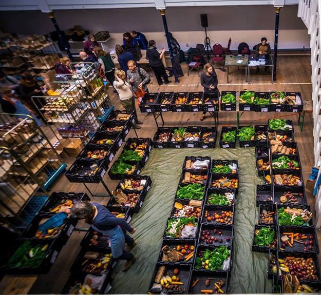 JamesMelville's tweet photo. Netherlands 🇳🇱

🚜 The Dutch government are threatening to buy up and shut down 3,000 farms that fail to meet EU net zero targets.

🚜 Communities are showing solidarity to farmers by starting food cooperatives and farmers markets to buy direct from local farms.

#NoFarmsNoFood https://t.co/wMaupLSky6