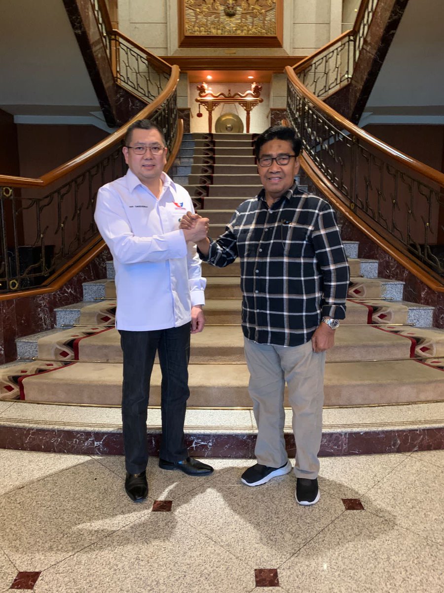 Hary_Tanoe's tweet photo. 𝗦𝗮𝗯𝘁𝘂, 𝟯 𝗗𝗲𝘀 𝟮𝟬𝟮𝟮: Wakil Bupati Kepulauan Taliabu, Maluku Utara, bergabung dengan Partai Perindo untuk maju di Pileg dan Pilkada 2024.

Selamat bergabung Pak Ramli.👍 #HT
.
#HaryTanoesoedibjo #Taliabu #MalukuUtara #PartaiPerindo #UntukIndonesiaSejahtera https://t.co/2h0VDAcFBD