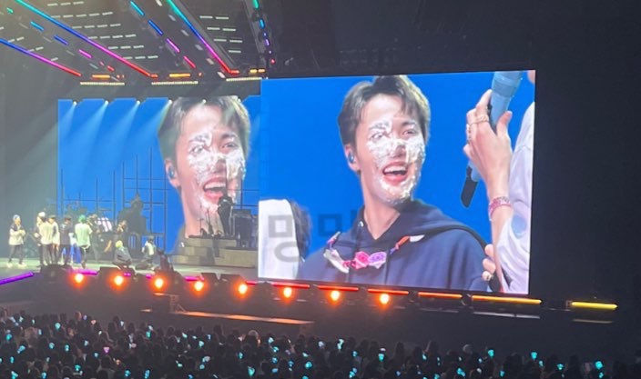 7chillichoii_'s tweet photo. doyoung with cake icing on his face 🥺 https://t.co/il6cMHeicl