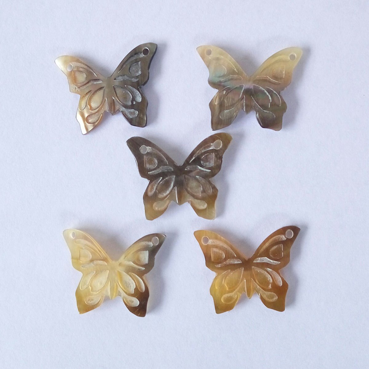 5X Wholesale ,Butterfly Carving,Carved Shell Bead,Jewelry Making,Necklace Pendant E274 etsy.me/3XQtxyn #pearlshell #carvedshellbead #jewelrymaking #butterfly #carvedshell #shell #bead #carvedbead #shellbead