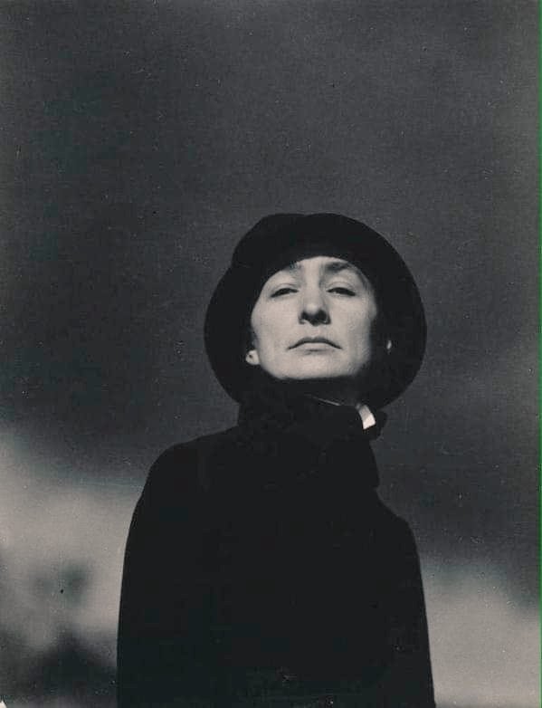 "The men liked to put me down as one of the best women painters. I think I'm one of the best painters" 
- Georgia O'Keeffe 

(Photo: A.Stieglitz)