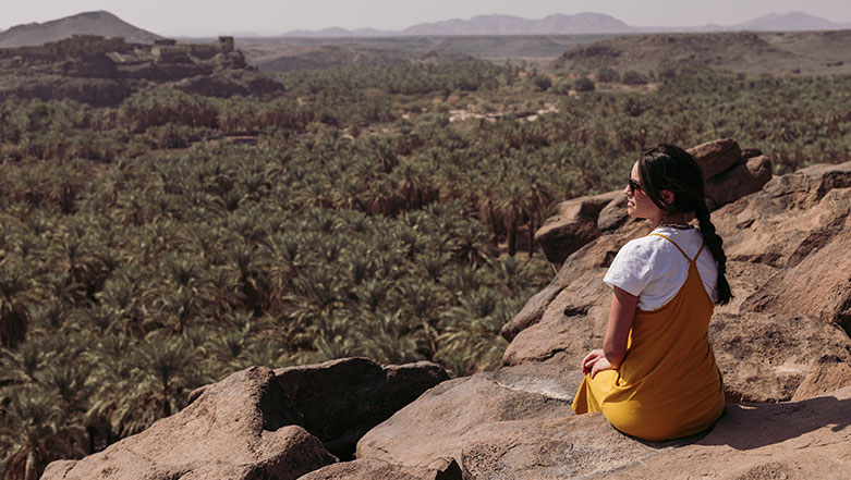نتمنى لكم صباحاً جميلاً.
مطل الروان المتميز بالإطلالات الساحرة على واحة #خيبر الغنّاء، وحصن النزار التاريخي، حيث يُعتبر مطل قرية الروان نقطة الدخول الرئيسية إلى خيبر. 
#خيبر #السعودية