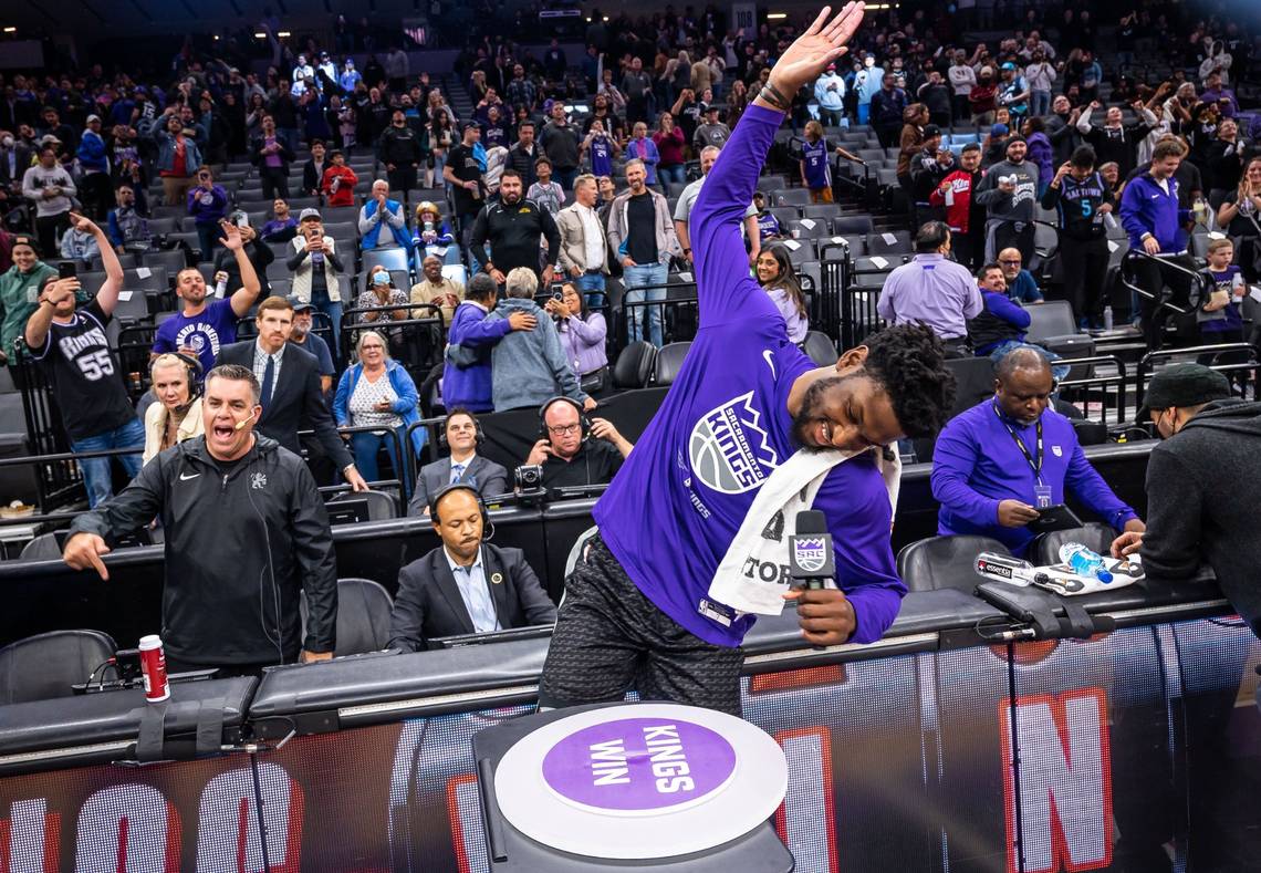 nusalt's tweet photo. Sacramento Kings say Light that Beam! https://t.co/a6JBlA5iTi