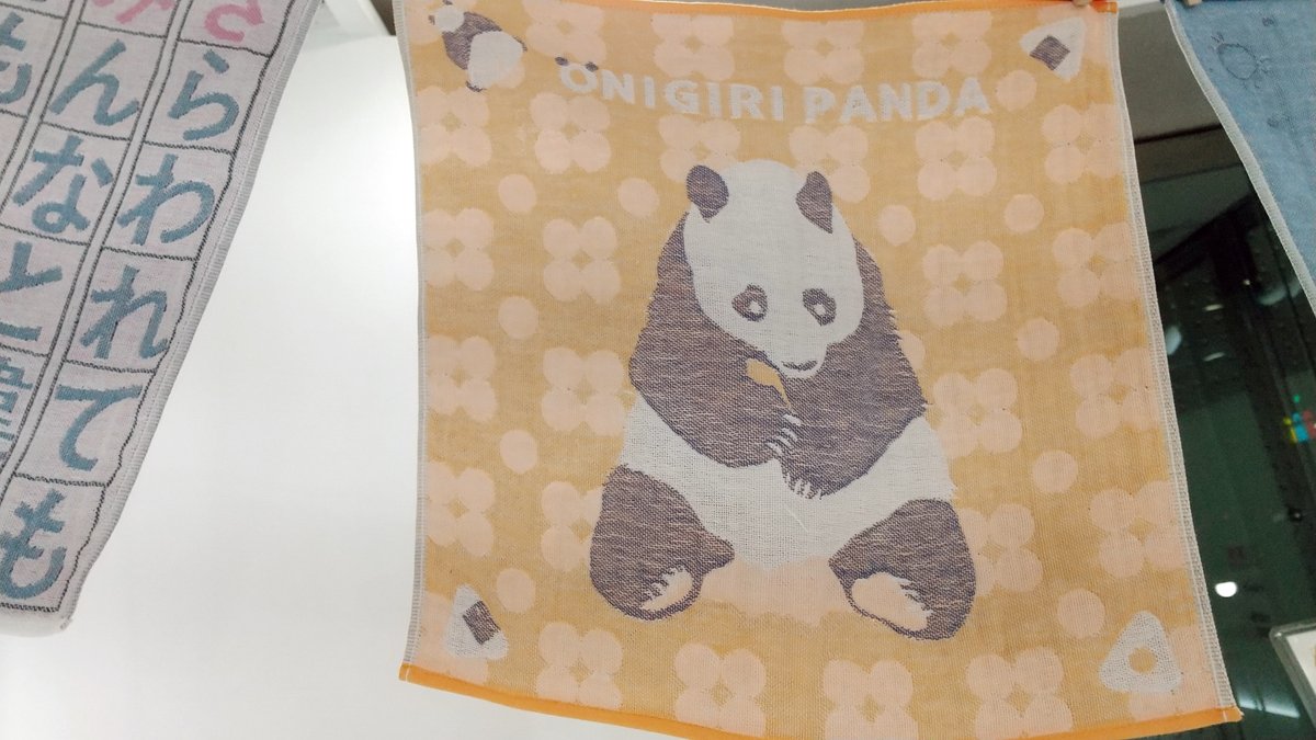 Pandaexn's tweet photo. 【もうすぐ】12月10日、11日開催の #京都ハンドメイドマルシェ で、おにぎりパンダの4重ガーゼハンカチを販売します。数量限定🐼✨️

12月11日14時から、私も店頭におります。
ぜひ、遊びにきてくださいね〜🐼✨️
https://t.co/JEH2pWPXv0

#みやこめっせ #CreatorsShowcase https://t.co/nl51O3aBbQ