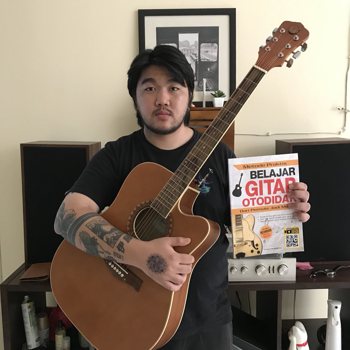 selama 27 tahun saya hidup, saya tidak pernah belajar bermain musik karena takut menjadi legenda dan bergabung ke 27 club. jadi saya mulai di usia 28 👍🏼