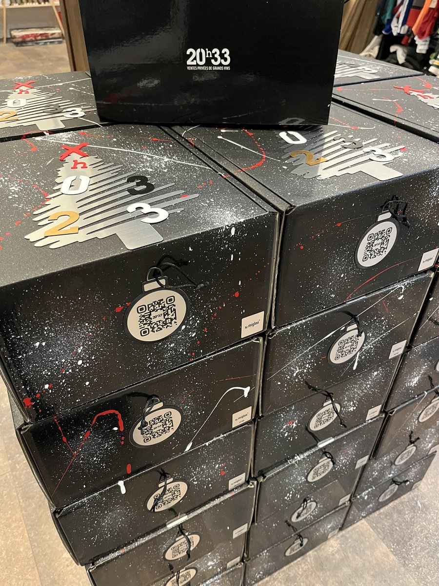 20h33's tweet photo. Les 33 premières Xmas Box 🎄 sont relookées et numérotées par l’artiste bordelais #ByMigloo ✨
En vente dès à présent par ici : https://t.co/CrwRYx3M3w
#wine #bordeaux #Christmas https://t.co/TuohH2qI3B
