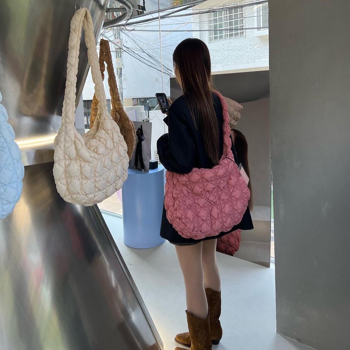 ppcrnying's tweet photo. #pyngpre กระเป๋า carlyn - soft L มี 5สีให้เลือกเลยน้า แบบ #ซึลกิ #seulgi ใช้เลย 🤎🤏🏻
🛒 2,380.- (รวมส่ง ems) *รับมัดจำ
✈️ ส่งกลับทางแอร์ 2-12วันถึงไทยหลังออกจากเกาหลี
#พรีออเดอร์เกาหลี #carlyn #ตลาดนัดรวว #ตลาดนัดredvelvet https://t.co/nDGDqH1Suw