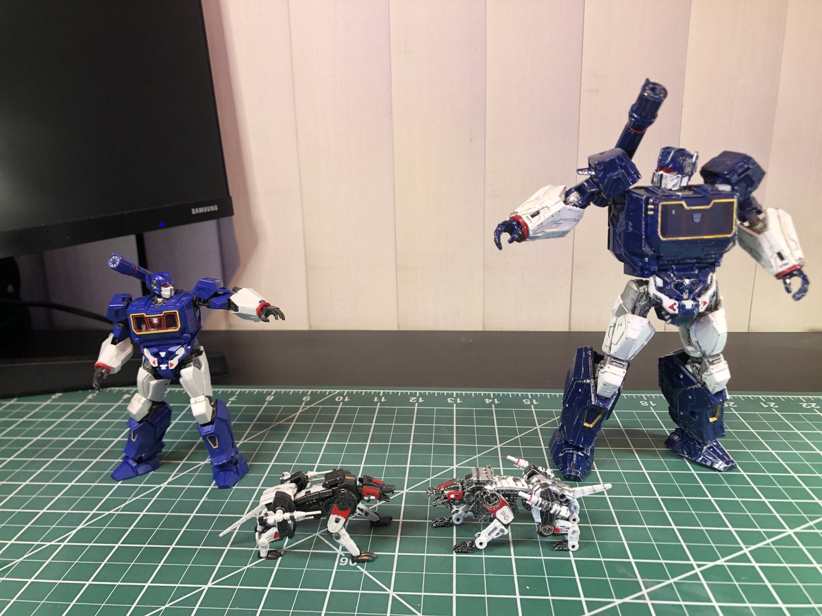HobbieswithJose's tweet photo. Big big thank you to everyone that joined my live stream tonight! It's never a stream without hiccups but we made it and I had an absolute blast with you all! Can't wait for the next 1000! 🍻 #Transformers #Soundwave #Ravage #Trumpeter #3000Subscribers https://t.co/SYgK8WOmmg