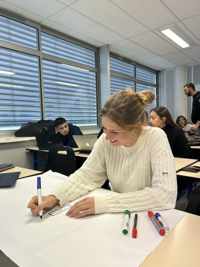 ctrmargot9's tweet photo. Cours de community management avec WALKER Lindsay, on a pu ouvrir les yeux sur les réseaux sociaux 👀#dbbach https://t.co/WkSU1s37xz