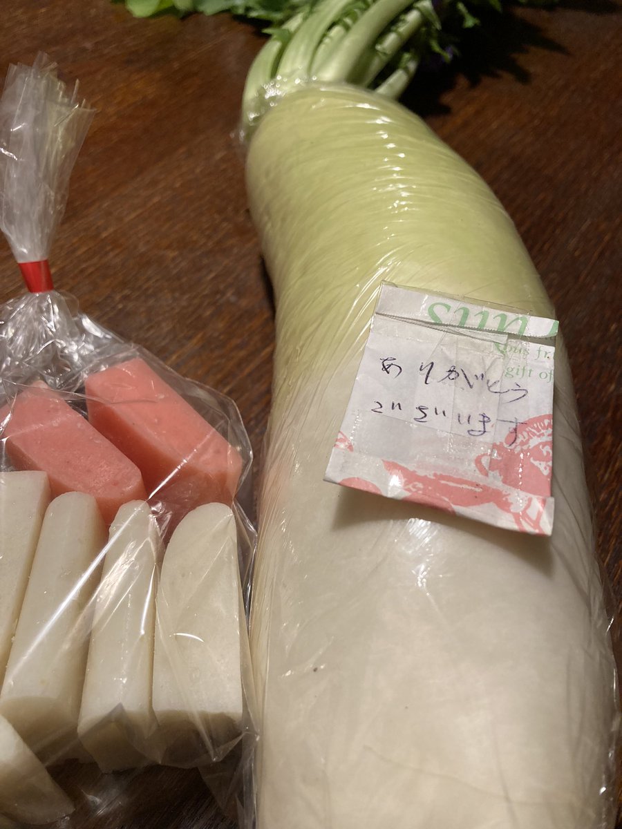 sakura_ko_sa's tweet photo. 無人販売で購入した大根のお釣り袋に

"ありがとうございます"

って書いてあった

なんだか嬉しくなってしまった☺️

手作りの袋もまたいい感じ

#野菜　＃無人販売　#大根
たったひと言だけど　#ありがとう
って魔法の言葉 https://t.co/e5BVaaz7fM