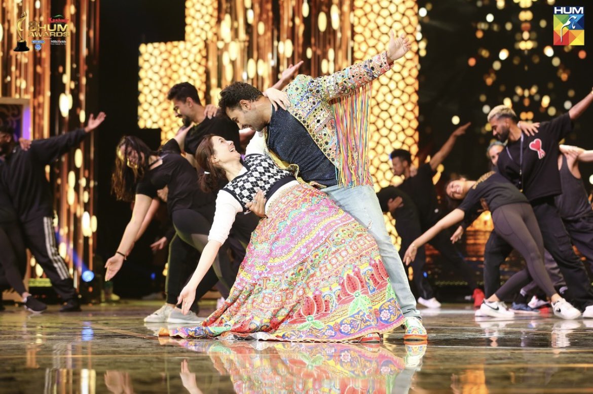 faizafathimakh1's tweet photo. Their smiles..their precious precious smiles..and that eye lock though 🥹🥹❤️

@farhan_saeed @realhaniahehe u guys are loveeee🫶🏻🔥❤️

#Farhania #farhansaeed #HaniaAamir #humawards2022 https://t.co/2UmUjQV8iJ