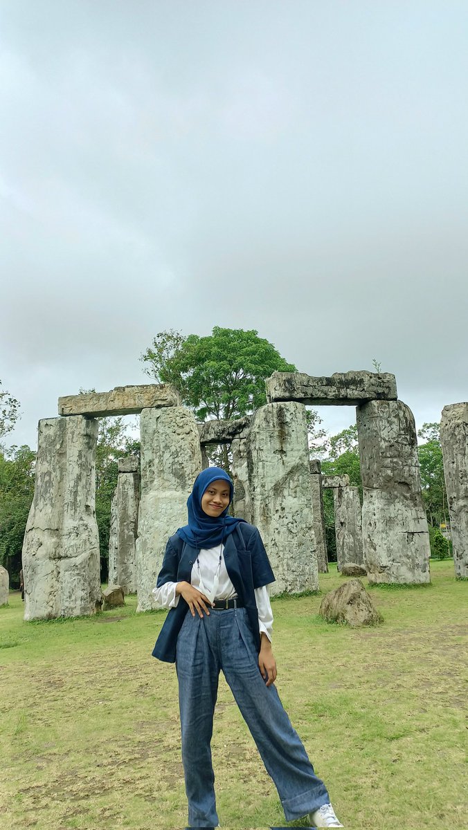 emwesaja's tweet photo. Subhanallah emg jogja ini udh srs maen ke luar negeri aj ak😭, btw ini di stonehenge yaa. Memori penuh jd sklian mo ntip sni aj hehe makasih
#MasyaAllah #Tabarakallah #Jogjaa #emwe #stonehenge https://t.co/y8DwLUmHHY