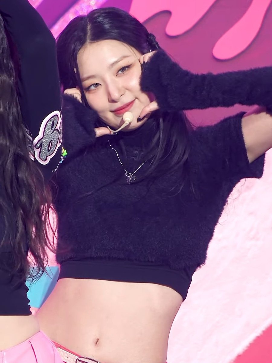 KSEULGILOOKS's tweet photo. 💗💗

#슬기 #SEULGI https://t.co/l9uzTFnWqc