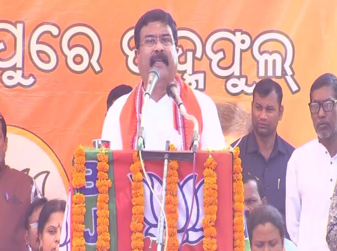 OdishaReporter's tweet photo. ଭୋଟ ପାଇଁ ମୁଖ୍ୟମନ୍ତ୍ରୀ ଏତେ ବିକଳ ଯେ, ଲୋକଙ୍କୁ ମିଛ କହିବାକୁ ପଛାଉ ନାହାନ୍ତି, ମୋତେ ଲାଗୁଛି, ନବୀନ ବାବୁ ଆପଣ ଆଉ ବୁଝିବା ଅବସ୍ଥାରେ ନାହାନ୍ତି, ଆପଣ ଥକି ଗଲେଣି, ଆପଣଙ୍କ ଗୁମାସ୍ତାମାନେ ଭୋଟ ପାଇବାକୁ ଆପଣଙ୍କ ମୁହଁରେ ଅସତ୍ୟ କୁହାଉଛନ୍ତି- ଧର୍ମେନ୍ଦ୍ର ପ୍ରଧାନ #BJP #PadampurElection #Odisha https://t.co/tSJpYYWXrR
