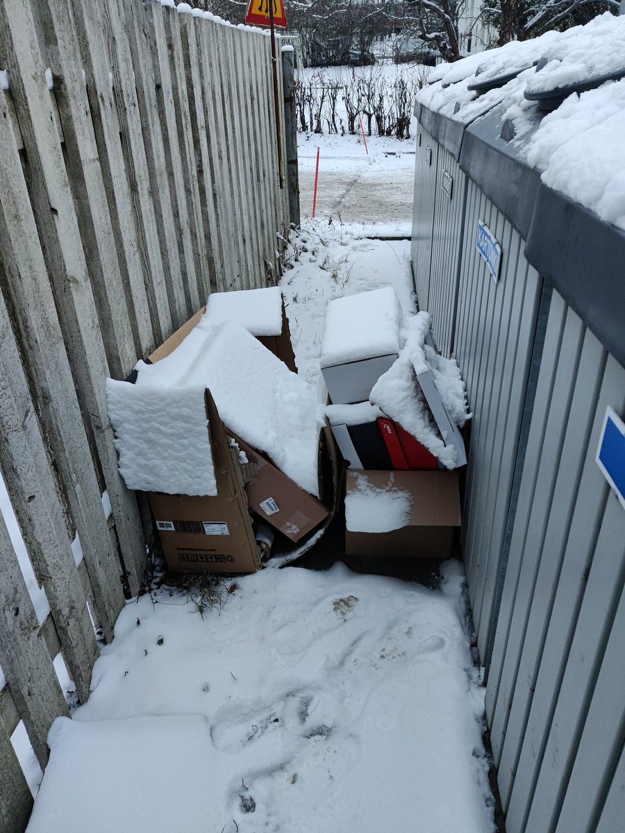 Rouvaperuna's tweet photo. Oikeesti jumalauta naapurit perkele!  Toisella puolen roskista on sekajätteet maassa. 

Mikä helvetti ihmisiä vaivaa nykyään. Tää ongelma on alkanut nyt muutaman vuoden sisään näiden roskien kanssa. 

Mitä kavereiden kanssa jutellut niin tää on ihan normaalia nykyään vissii. 😡 https://t.co/pMqi6KRVq9