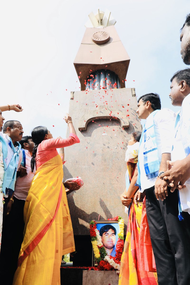 PittaRamReddy's tweet photo. నిలువెల్లా కాల్చుతున్న నిప్పుల మధ్య #jaitelangana అని నినాదమిస్తూ, ప్రాణాలు విడిచి మలిదశ తెలగాణ ఉద్యమానికి ప్రాణం పోసిన తొలి అమరుడు శ్రీకాంతా చారి గారి వర్ధంతి సందర్భంగా అమరవీరుల స్తూపం వద్ద (నాంపల్లి) ఘనంగా శ్రద్ధాంజలి ఘటించిన షర్మిలక్క.🙏

#srikanthachary #joharsrikanthachary https://t.co/NYjUJy9Qe9