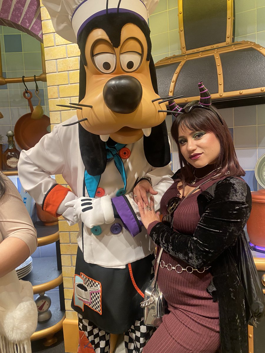 jcakez4207's tweet photo. Disneyland with the bestie @Mistress_Juggs #cakeover https://t.co/Y4Id43mQiO