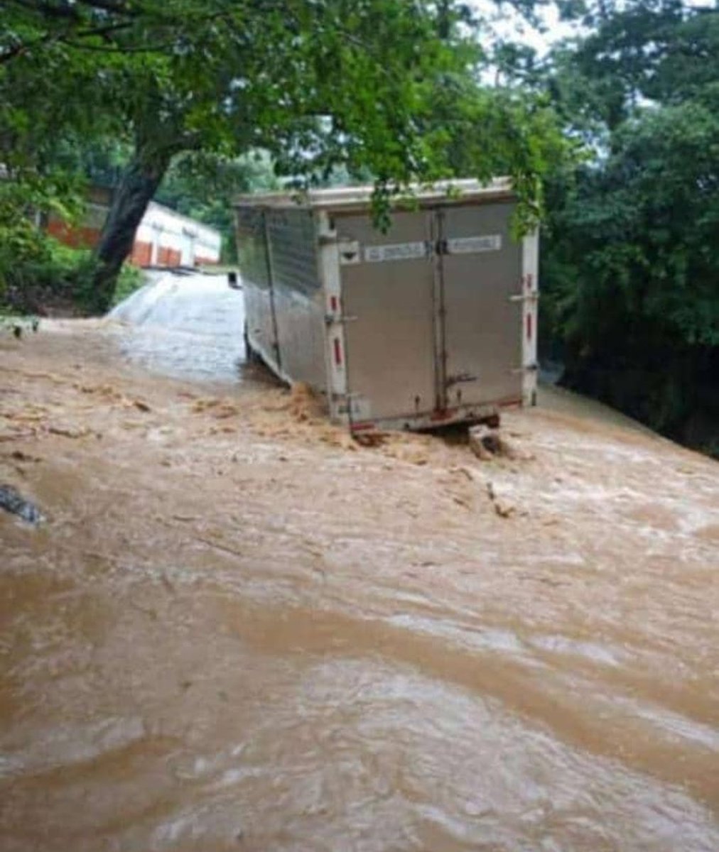 duvan_galbis's tweet photo. #3Dic || #DuvanInforma Isla de #Margarita en alerta máxima a causa de las #lluvias de éste #2Dic Así lo informó David Lara, Sgto. 1° de los Bomberos Marinos de #NuevaEsparta El 🎥 y 📸 corresponde al Mcpio. Arismendi.
@Ven911N
@PCivil_Ve
@ReporteYa
@MorelRodriguezA https://t.co/fv9sYqjnLL