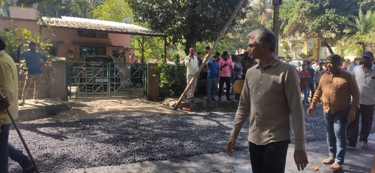 krishnabgowda's tweet photo. Attended the Gudali Pooja ceremony as the road #asphalting and #drainage works at the housing complex of BEL quarters in our constituency were started today. Fund amounting to ₹1 crore has been allocated for the #development work. 
#Weworkforyou #Byatarayanapura https://t.co/X0oZwNzCHa