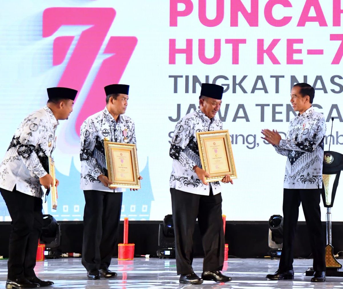 Menghadiri puncak peringatan HUT Ke-77 PGRI dan Hari Guru Nasional tahun 2022 di Semarang, pagi ini.

Sedikitnya ada tiga komponen yang menjadi bagian dari sumber daya manusia unggul yang dihasilkan oleh para guru.
