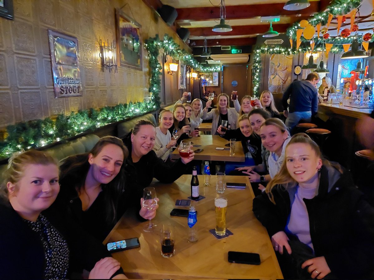 ZeerobbenVR1's tweet photo. We houden wel van een feestje! #kampioenen https://t.co/IbKH6ldO75