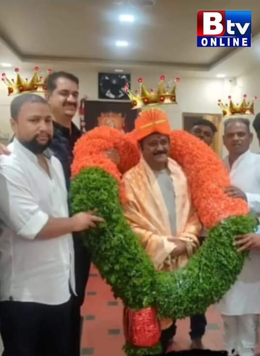 jambagivenku's tweet photo. ಸಂಸದ @Jaggesh2 ಅವರೇ ಯಾಕೆ ರೌಡಿಗಳಿಂದ ಸನ್ಮಾನ ಸ್ವೀಕರಿಸ್ತಾ ಇದ್ದೀರೀ.?

ರೌಡಿ ಮೊರ್ಚಾ ಸದಸ್ಯತ್ವ ಅಭಿಯಾನವೇ.? https://t.co/i2J9CuNqSi