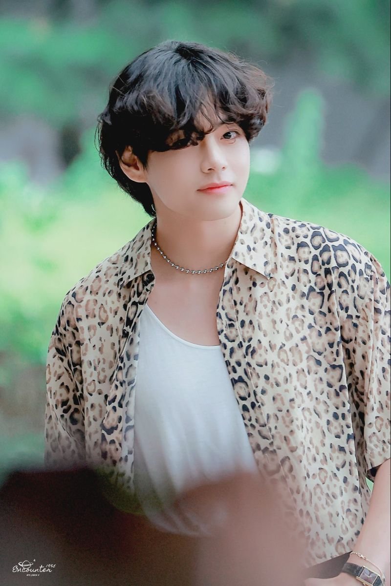 Aamyungv's tweet photo. Friends to…?
.
A #taekookau

“How is Seoul?” Jungkook asks, excited, a little breathless, “do you like it there, hyungie?”

Taehyung sounds terrified, “it is scary,” the elder giggles, just as breathless, “two more years, and then you can join me here, Kookie.” https://t.co/pSO1UPb2fT