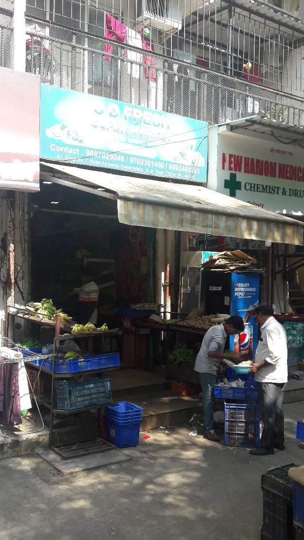 QueenofThane's tweet photo. In most of the #Thane we are unable to see footpaths, and if there are any footpaths,  then those are hijacked by local shopkeepers like this encroachment on footpath by S D Fresh at Rosa Gardenia Kasarvadvli #thane #mumbai https://t.co/D0G01sOhaB