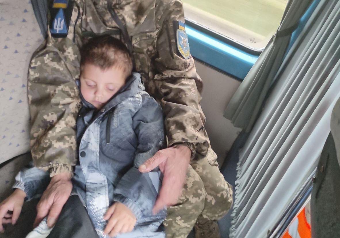 avalaina's tweet photo. Olga Zhuk writes that her son entered the bus, saw a defender, and sat next to him. Then he snuggled up and fell asleep. The defender asked Olga why her son was sleeping restlessly and wouldn't let go of his hand. She said that it started after the Russian attacks on Kyiv. https://t.co/a4izNgVaRW