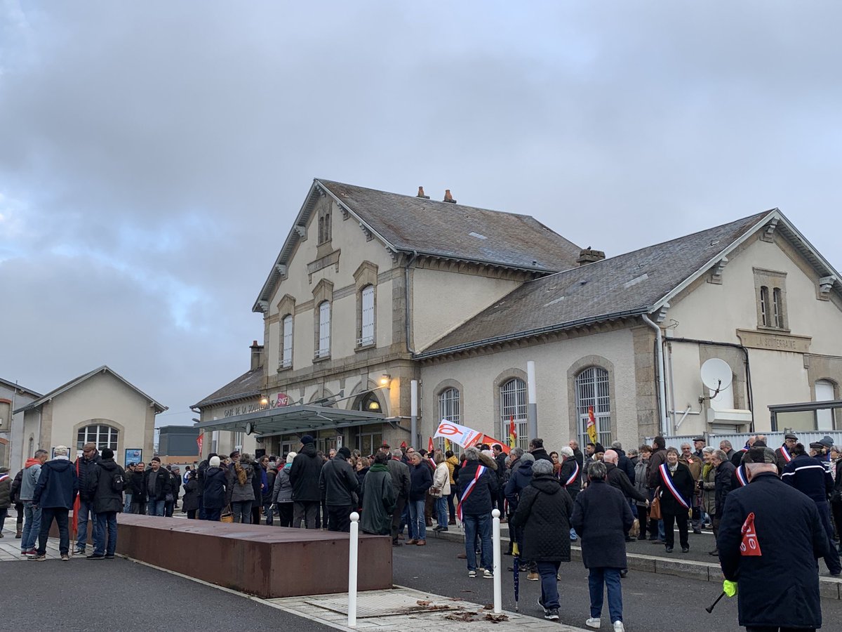 CecileDescubes's tweet photo. Deja pas mal de monde devant la gare de la #Souterraine. Manif contre suppression d’1 train du matin. Le députée de Creuse a annoncé que le ministre le rétablirait dès le 11 déc mais tjs manifestation pour défense train en #Creuse https://t.co/qSfUCB6giu