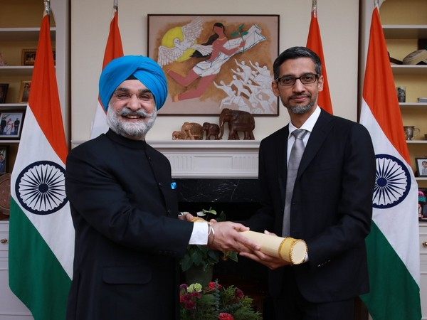 InfoChaari's tweet photo. Indian Ambassador to United States gives Padma Bhushan to Sundar Pichai.

#india #news #newsupdate #facts #fact #currentaffairs #newspost #sundarpichai #sundarpichaiquotes #PadmaBhushan https://t.co/mo6rkT0zk4