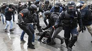 MehdiEsfandia13's tweet photo. #Csnada
police brutality against peaceful demonstrations.
#helpCanada #saveCanada
صدای مردم کانادا باشیم
وحوش پلیس تظاهرات مسالمت آمیز را به خاک و خون میکشند. https://t.co/hYHVj2NsZi