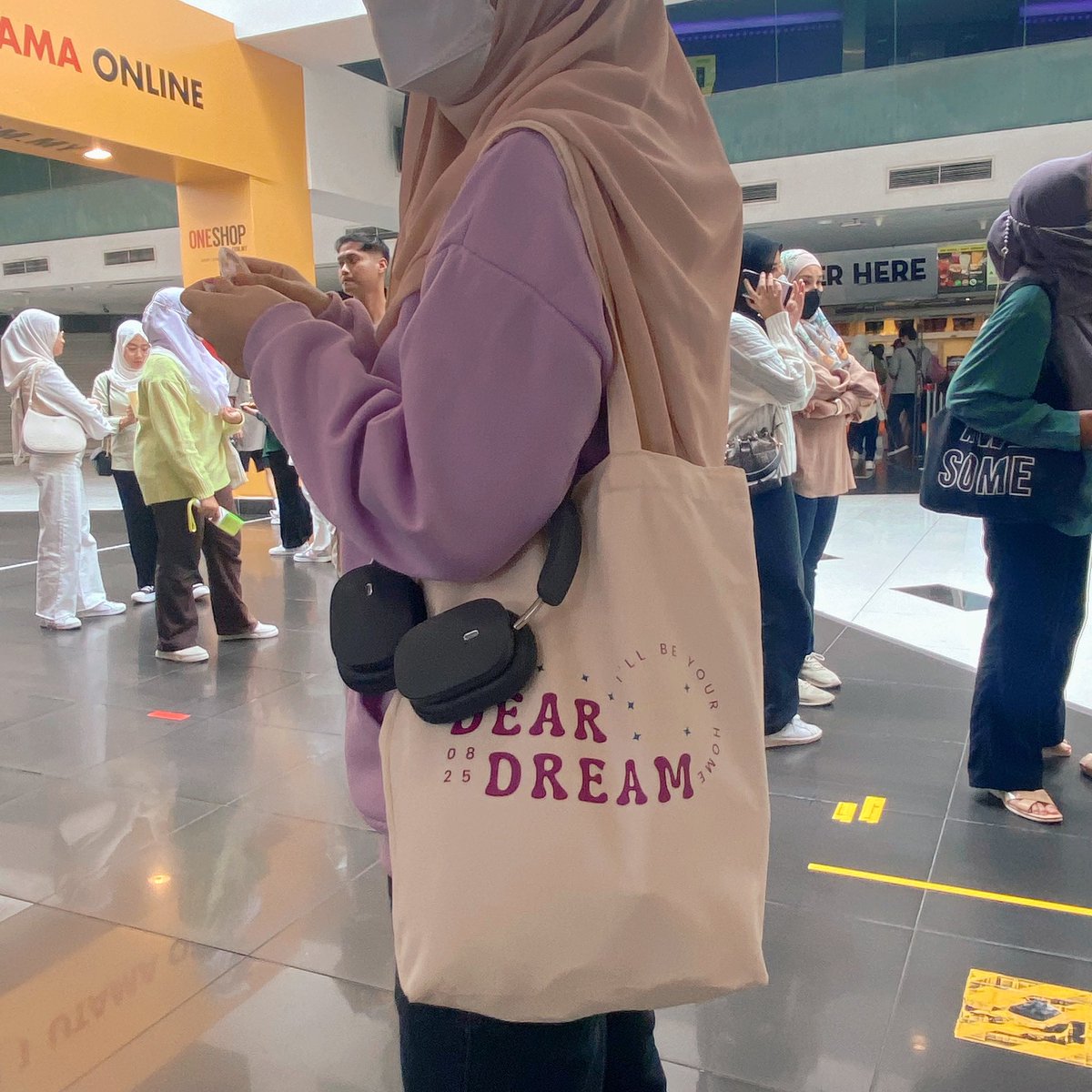 jaemeightshots's tweet photo. in the ocean of green, there was me awkwardly wearing purple 🤣 ticket and totebag by @YeochinGo 💘

#NCTDREAMTHEMOVIEinADREAM
#InADREAM_MYNCTzen 
#YCGfeedback https://t.co/gHHTW3DfzM
