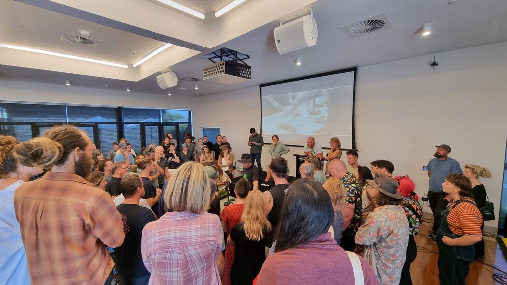 CaapiVerdad's tweet photo. @LiamBEngel drawing a crowd ๐ต
@EGAPolicy #gardenstates https://t.co/JOFdiS4yup