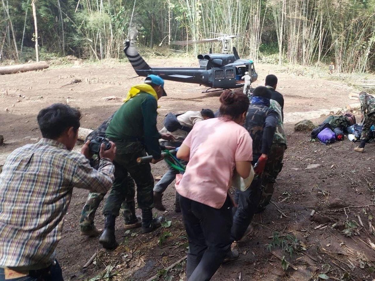 why_thahan's tweet photo. 🚁กกล.สุรสีห์ ส่ง ฮ.ท.212 รับลูกช้างป่า🐘 หลงฝูงเเละได้รับบาดเจ็บ กลางป่า จ.กาญจนบุรี 
ส่งลงสนาม ฮ. ชั่วคราว ร.ร.วัดคอกช้าง จ.สุพรรณบุรี เพื่อ ส่งไปรักษาต่อ ณ ศูนย์พัฒนาการจัดการสัตว์ป่าบึงฉวาก อ.เดิมบางนางบวช จ.สุพรรณบุรี โดยปัจจุบันลูกช้างป่า มีอาการปลอดภัย

#ทหารมีไว้ทำไม https://t.co/xPhucycSiB